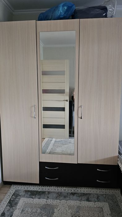 Кровать и шкаф без матраса