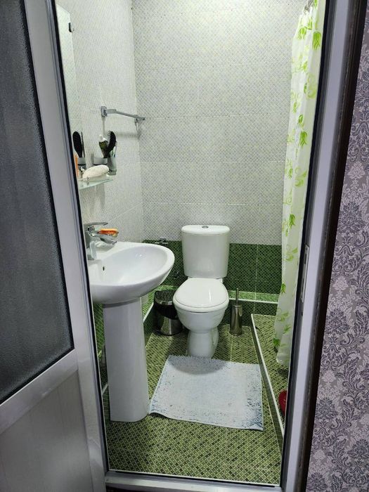 Dom sotiladi 4 hona 2 ta sanuzel 9 etaj 7 etaji