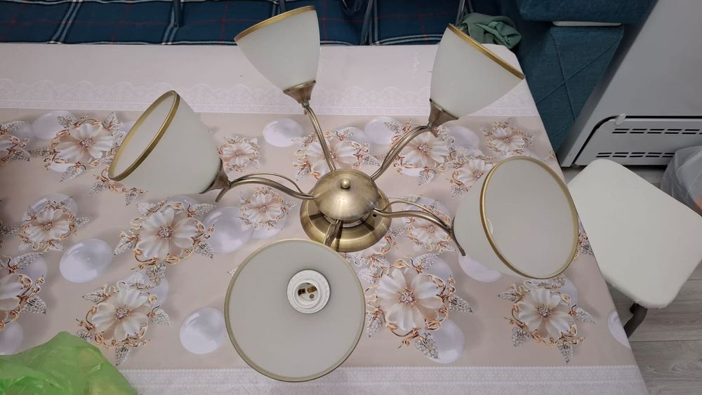 Срочно продам люстру