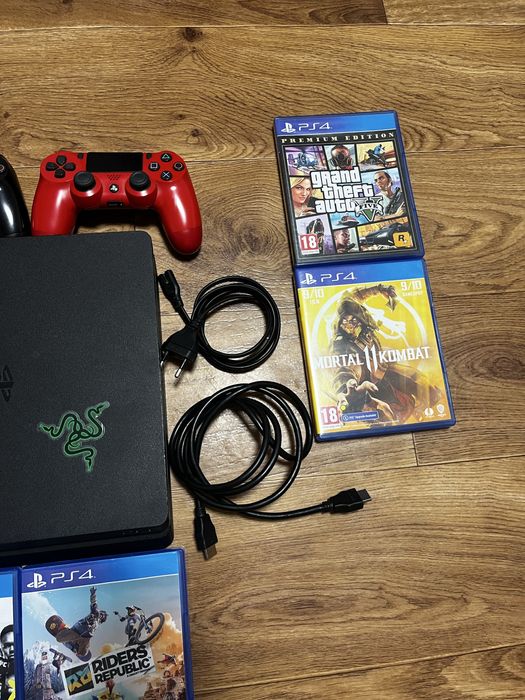 PS4 2 джойстика плюс 7 игри!без зарядно за джостиците!150евро