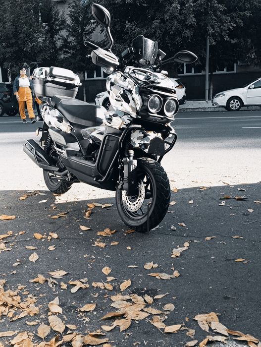 Skuter tank sotiladi 900$.  150kub.