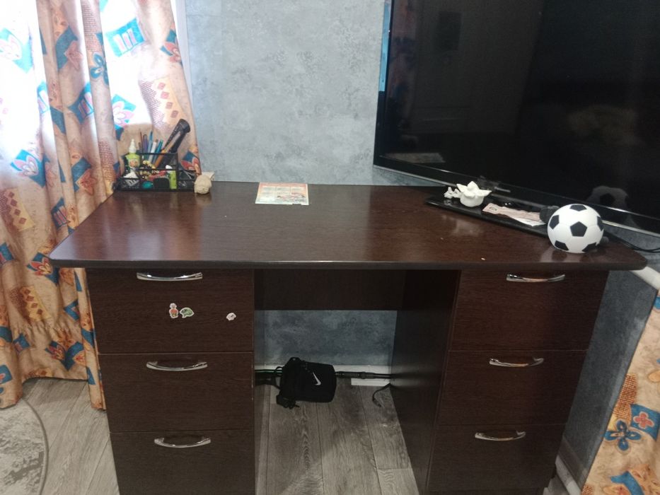 Продам шкаф и стол.