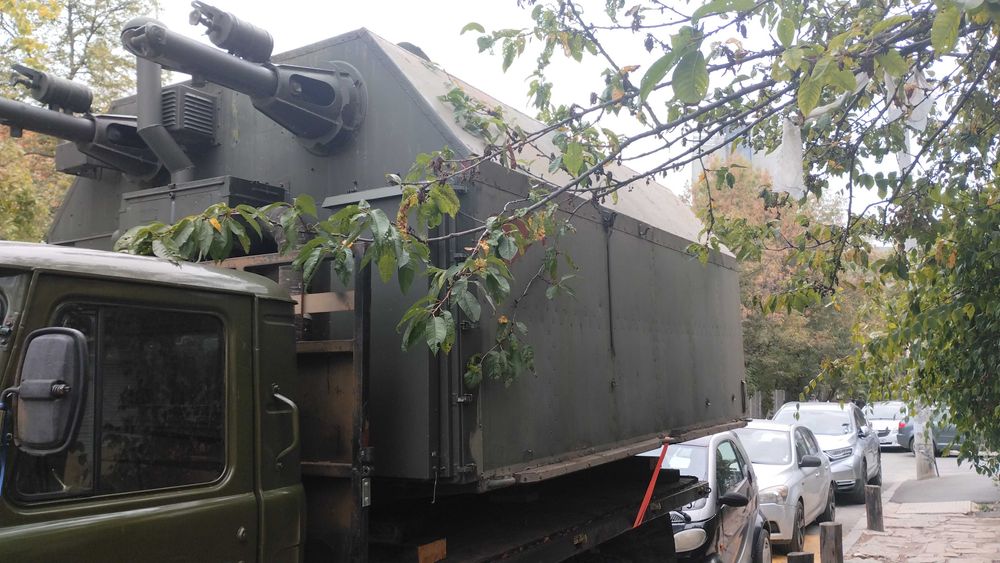 Продавам военен Фургон д 3.80м, ш 2.70м, в 1.8м