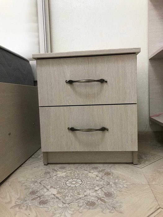 продается кровать, тумбы в подарок