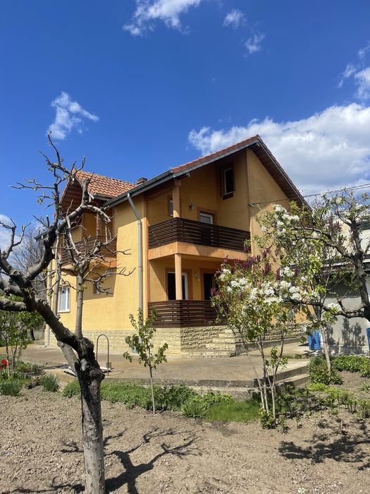 Casa cu etaj com Gropnita sat Bulbucani