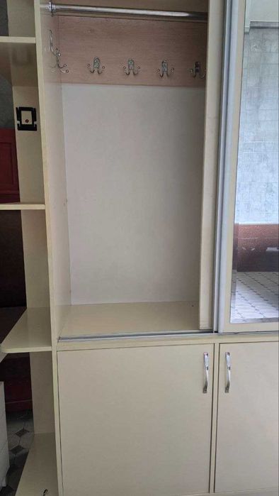 Продается Прихожий шкаф и стол/ kirvurishga kiyim shkafi