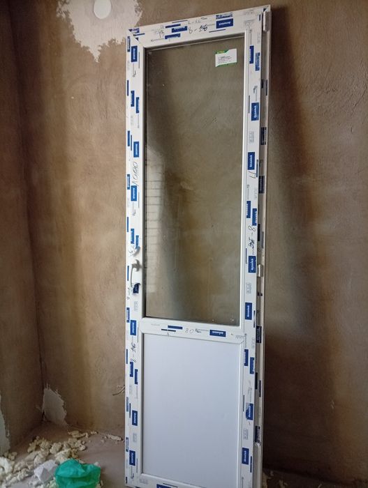 Пластик терезе есігімен сатылады