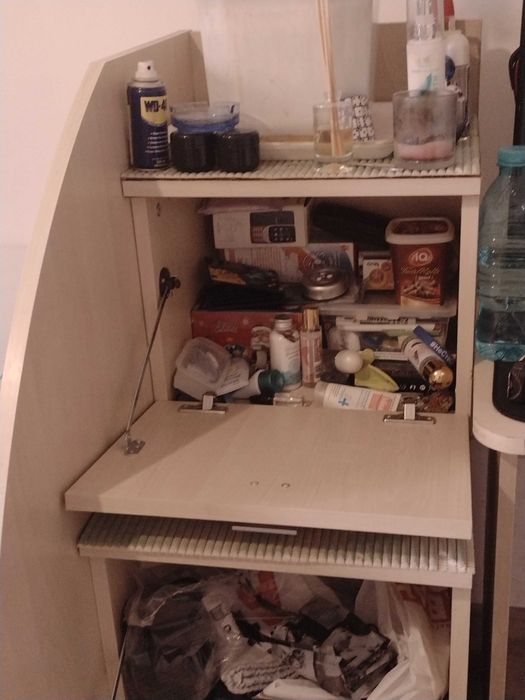 Средно по размер компактно бюро