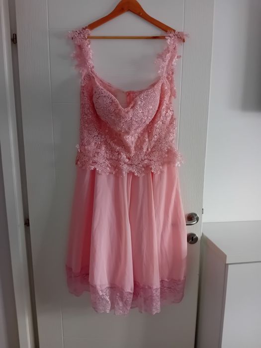 Vând rochii  ocazie