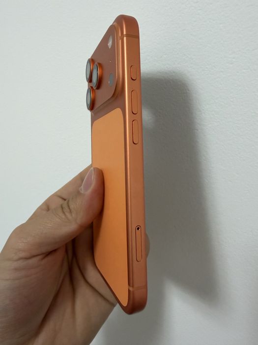 Carcasa iPhone 17 Pro Orange, originala, impecabila