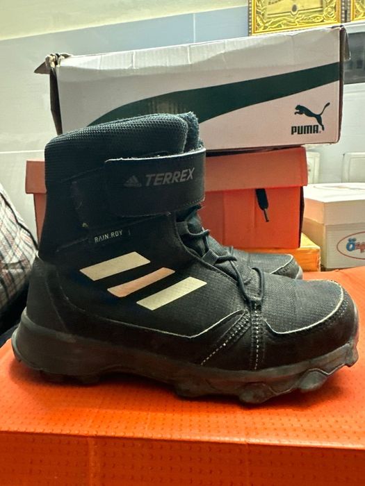 Продамботинки адидас на мальчика и на девочку .