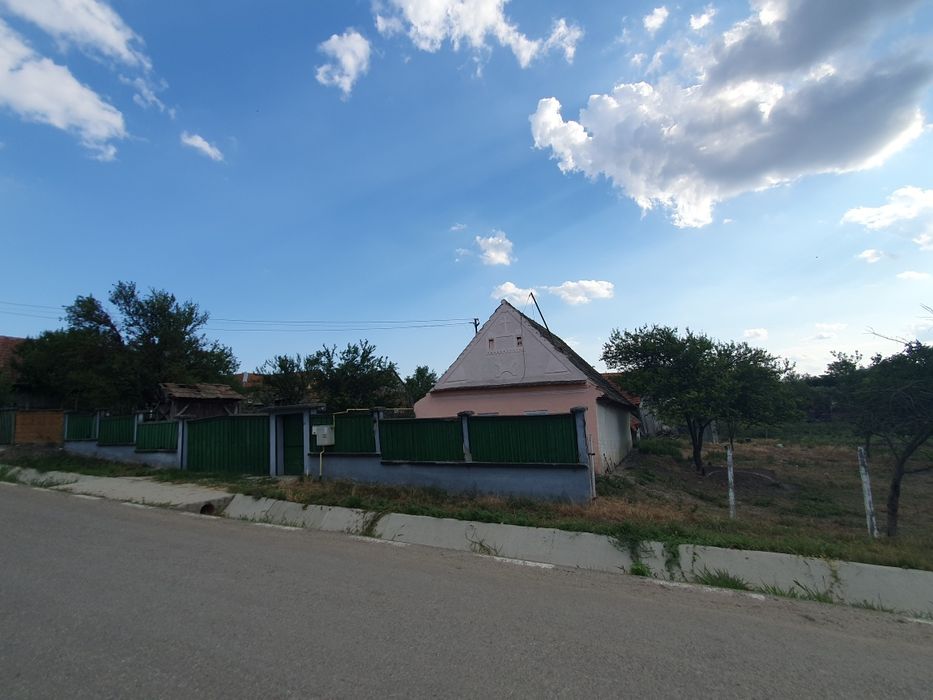 Casă cu teren intravilan (1000mp) în Armeni