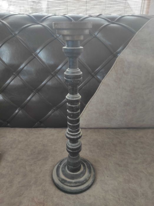 Метален свещник.