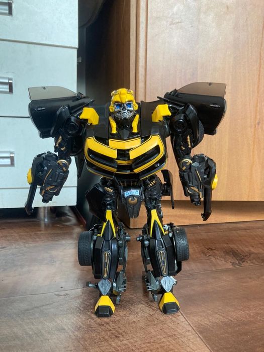 машина трансформер Бамблби