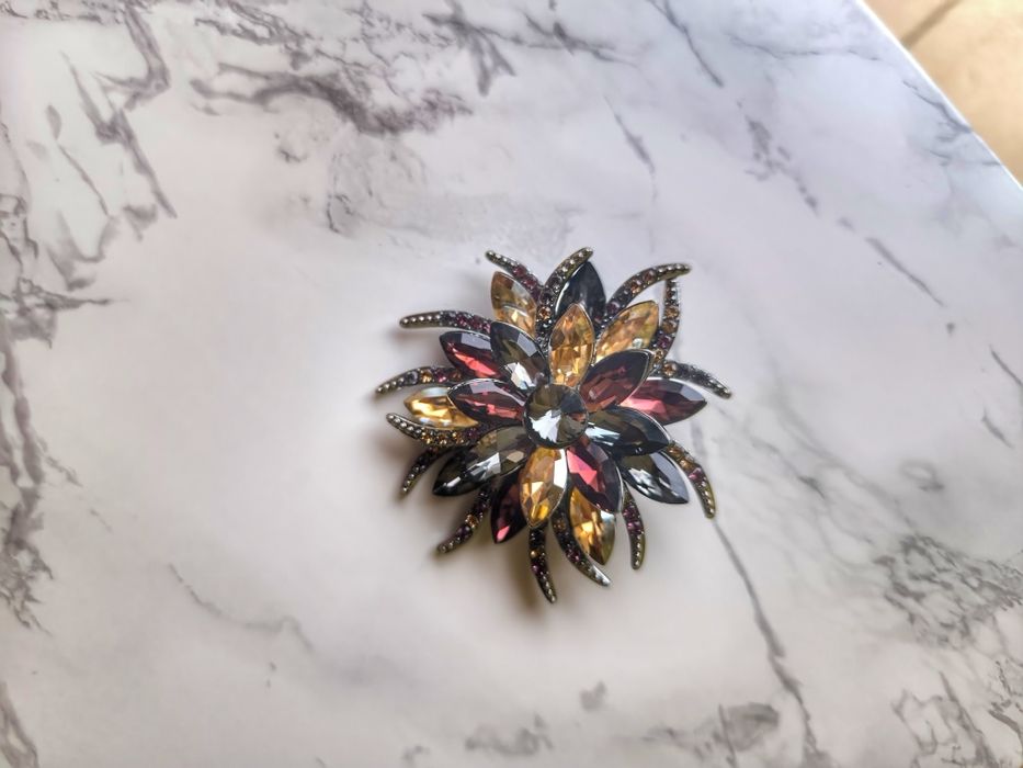 Флорални брошки, брошки с камъни