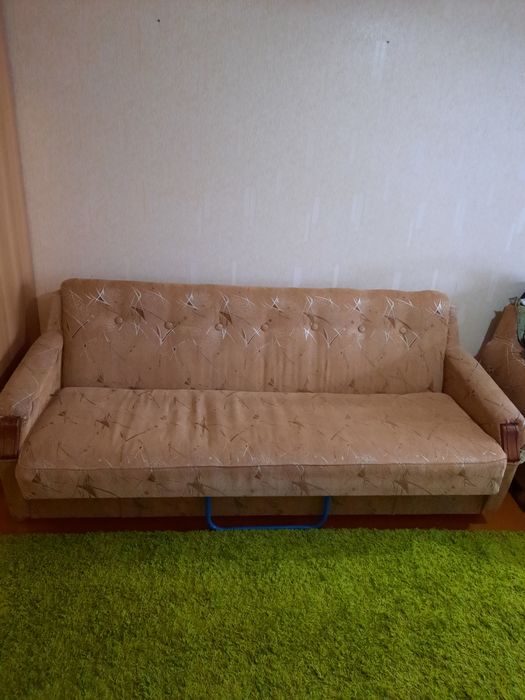 Продам диван на колёсиках.