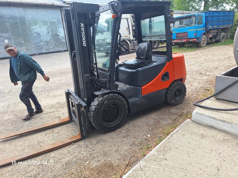 Închiriere motostivuitor încarcare descarcare marfa paleti stivuitor