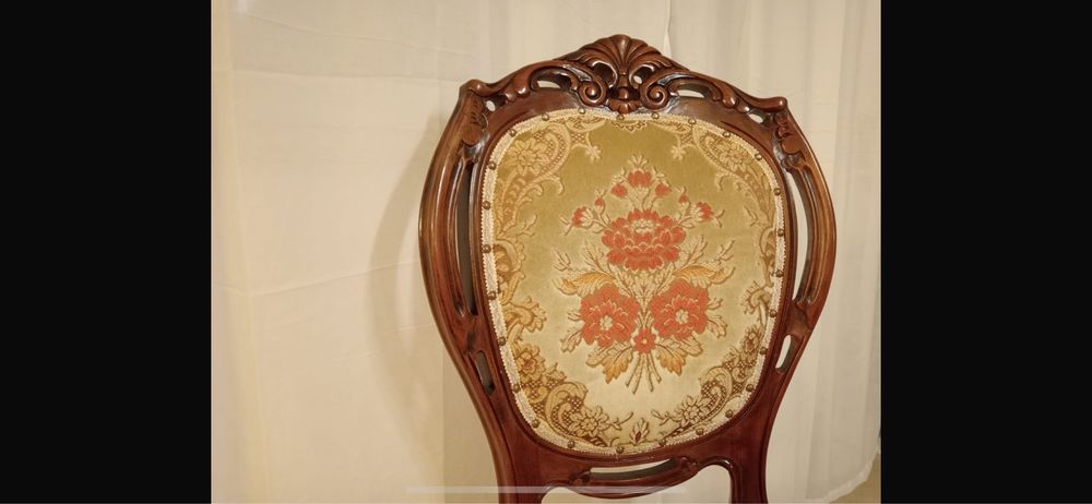 Masă cu scaune stil baroc.