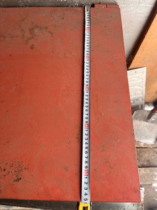 Металлический ящик для хранения.