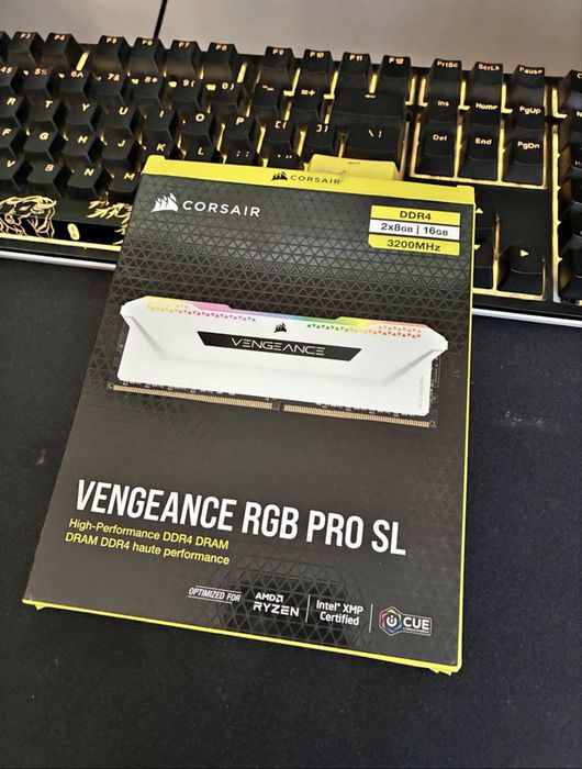KIT Memorie Corsair VENGEANCE RGB PRO SL, 16GB DDR4, 3200MHz CL16. NOU