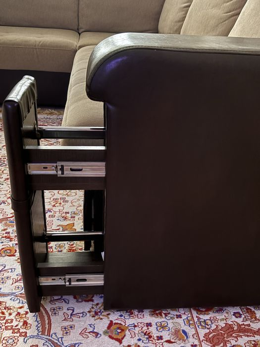 Продается диван с полочками на боку