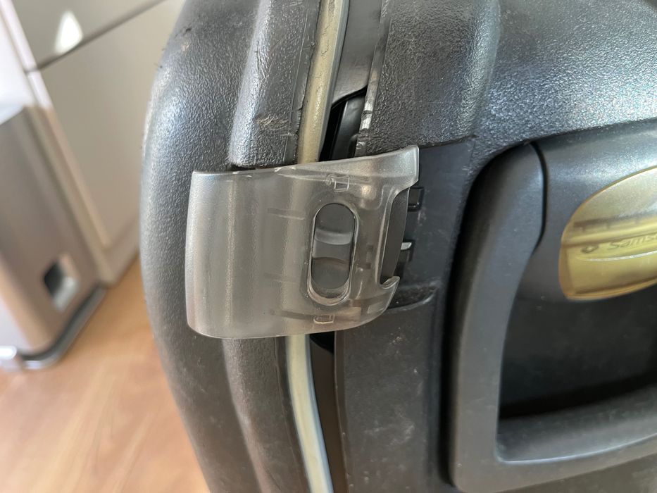 Samsonite куфар ,зелен и черен. Може и на части.