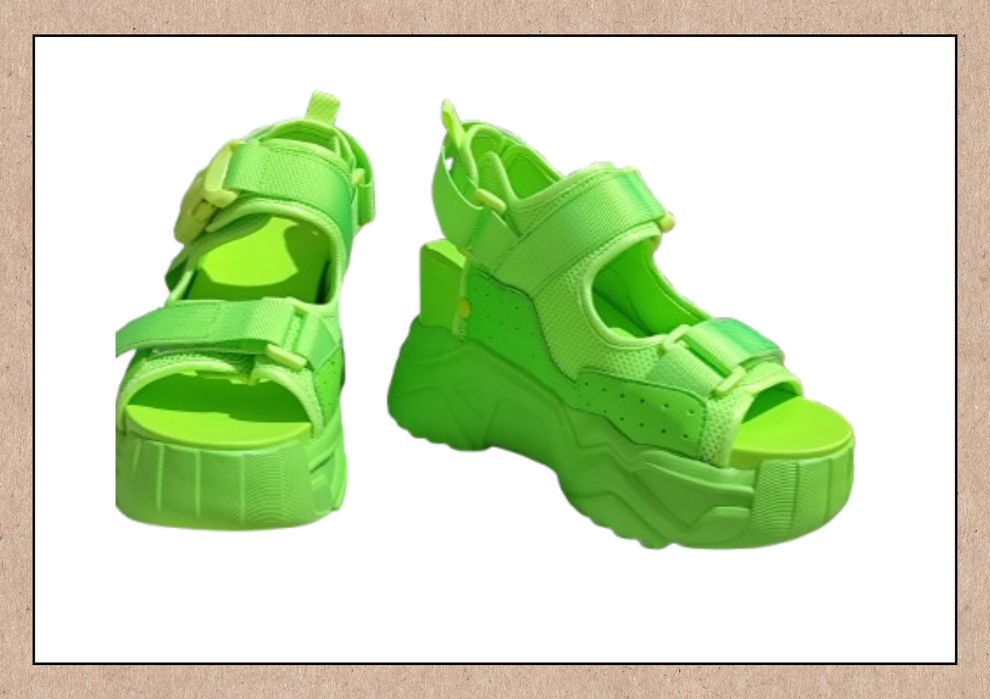 Неоновые босоножки на платформе