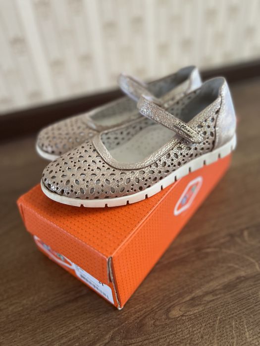 Продам босоножки на девочку