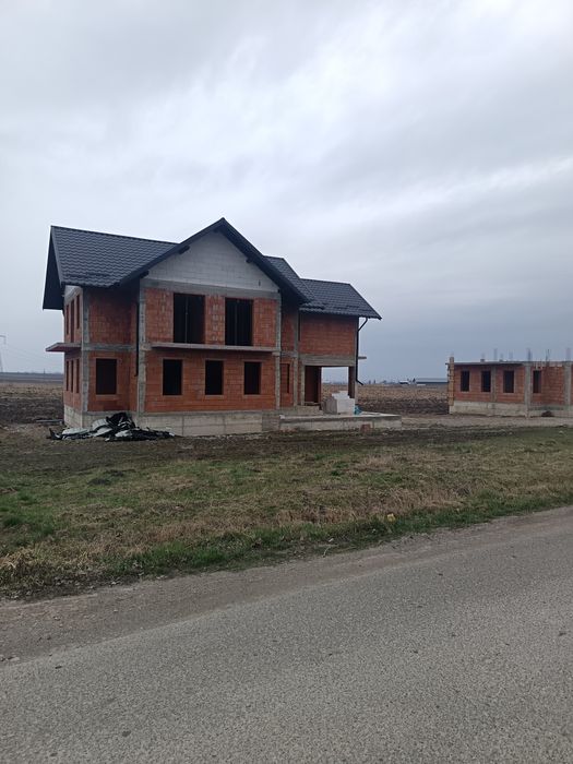 Casa la rosu de vânzare fântână mare