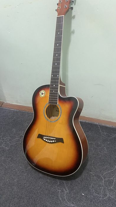 Akostika gitara sotiladi