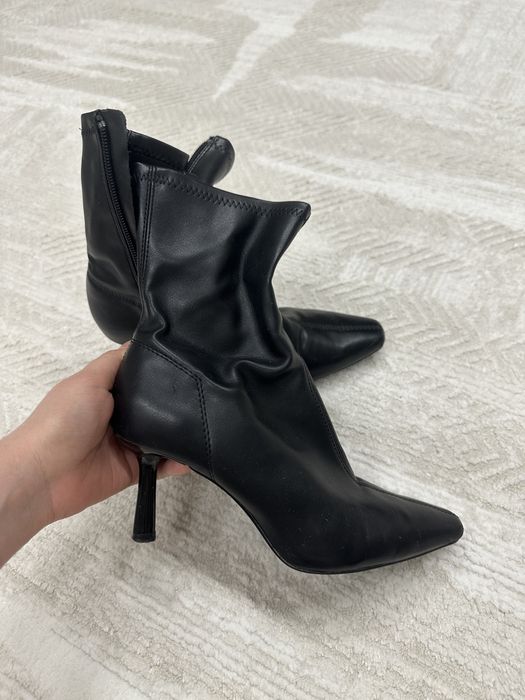 Ботильены черные бренда Stradivarius