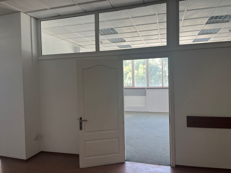 Сдаются офисные помещения в центре 2 этаж по 13$