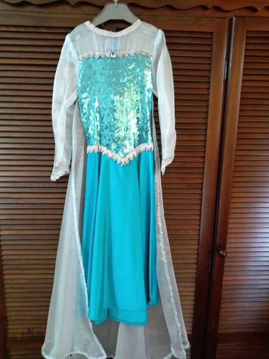 Rochie Elsa, facuta la comanda cu materiale de calitate.