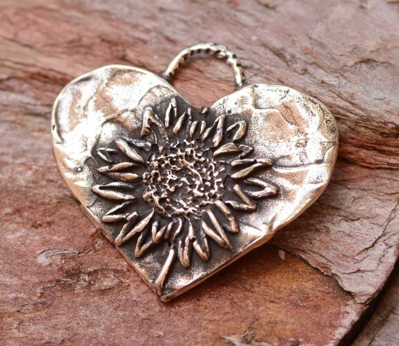 Сребърно бижу 925 – любовен медальон „Сърце с Слънчоглед“.