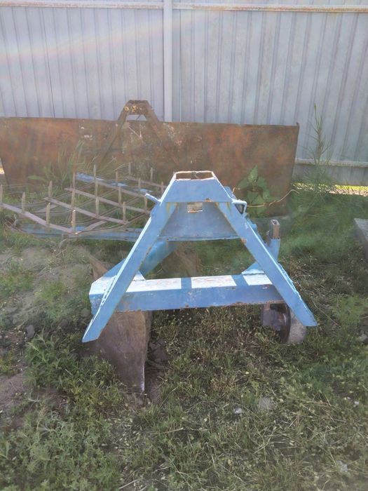 Продам плуг двух корпусный для т25