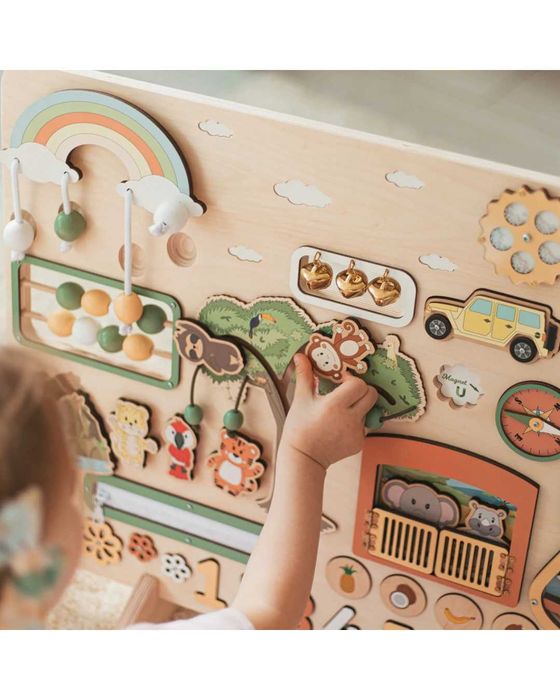 Монтесори дъска с активности и име на детето