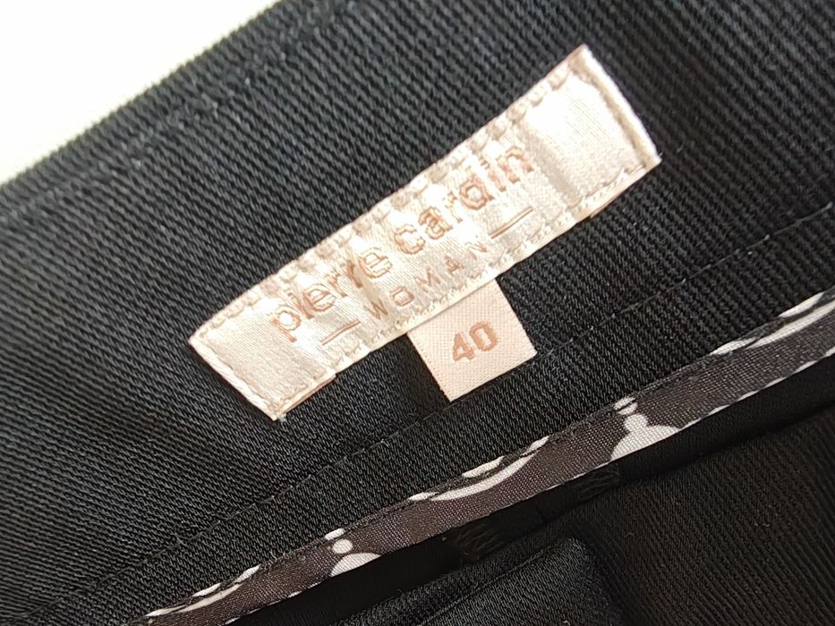 Compleu Pierre Cardin compus din sacou căptușit  plus logo, pantaloni trei  sferturi, elegant , sport, stare impecabila