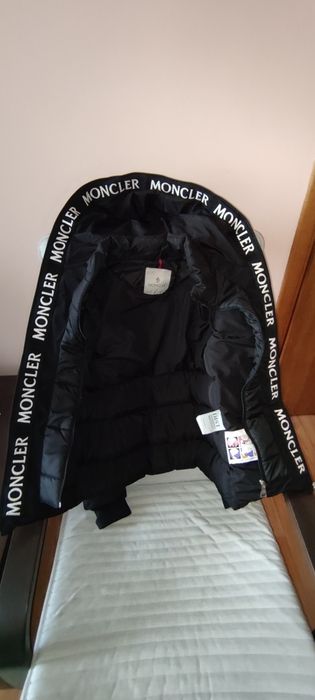 Geacă impermeabilă nouă.