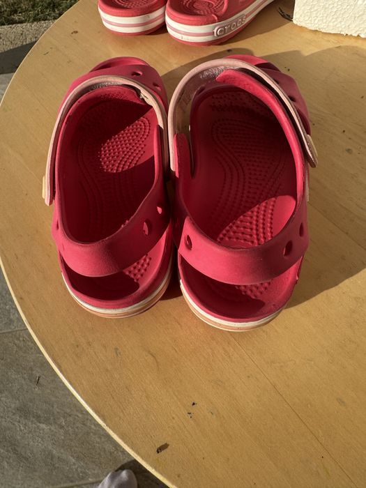 Vand 2 perechi sandale Crocs in stare foarte buna C 12