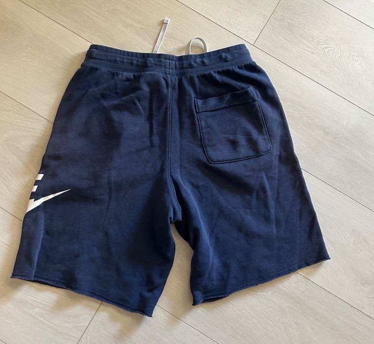 Vând pantaloni scurți Nike