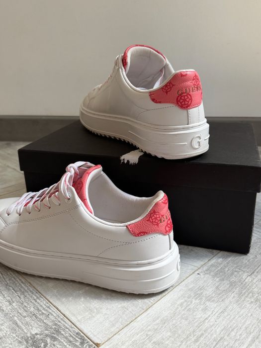 Бели обувки Guess