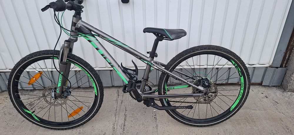 Bicicleta 24" Cube Race 240 Disc, pentru copii 8-12 ani.