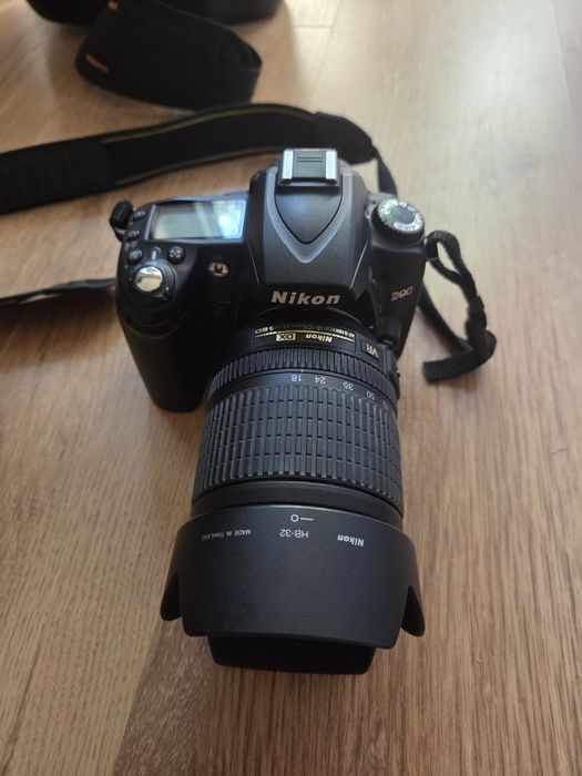 Nikon D90  ( cu tot ce se vede in foto )