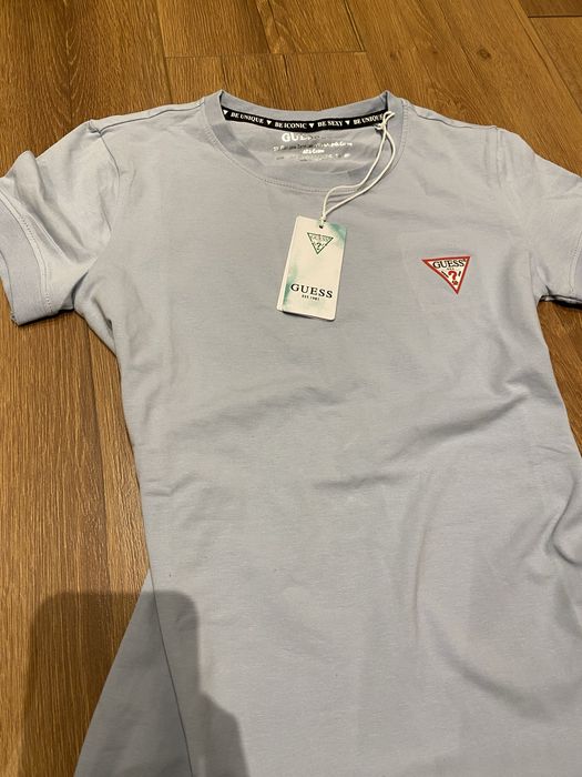 Синя тениска и шапка guess