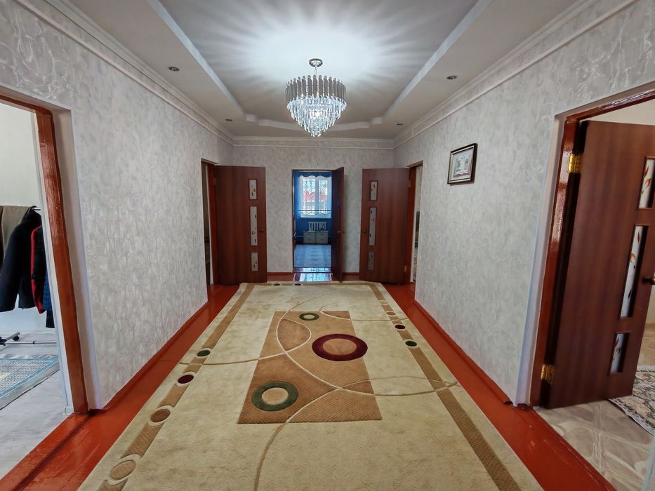 Коммунизмде үй сатылады