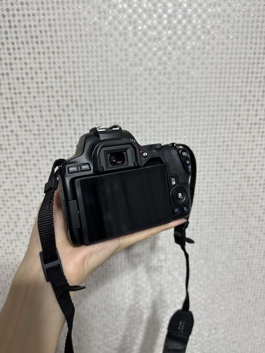 Canon EOS 250D + 18-55 мм — как новая