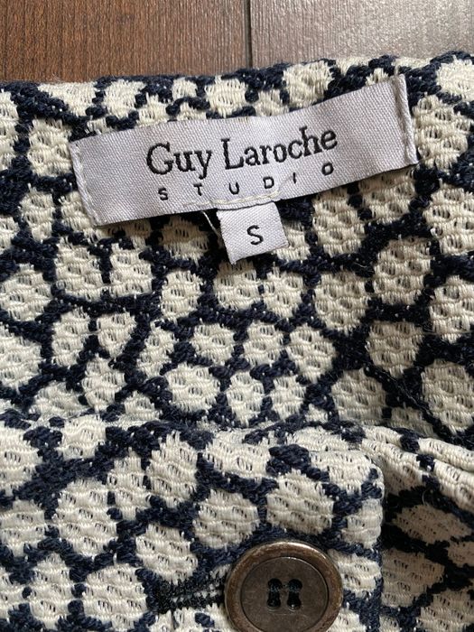 Комплект от леко палто с къса пола Guy Laroche