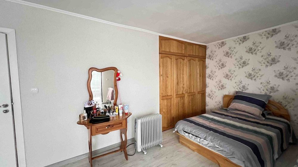 Собственик продава  масивна двуетажна къща с гараж в гр. Мартен