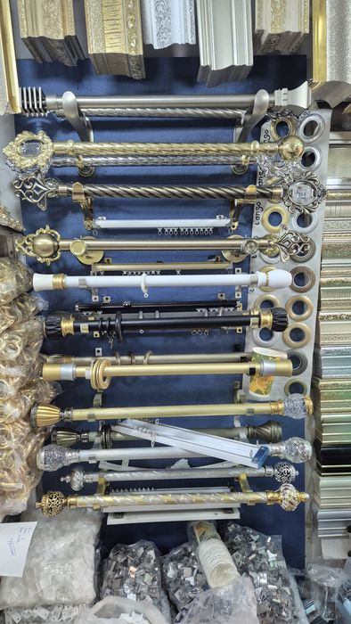 Parda uchun temir va plastik karnizlar va barcha kerakli aksesuarlar