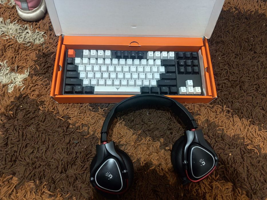Наушники и клавиатура игровые